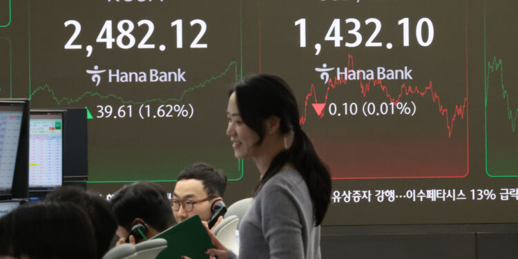 Seoul shares up for 3rd day on bargain hunting amid political turmoil