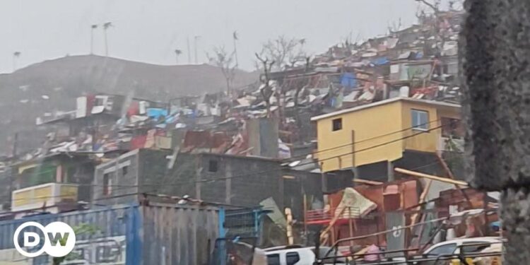 Severe cyclone batters French overseas territory Mayotte – DW – 12/15/2024