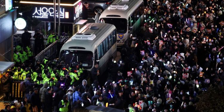 © Reuters. Protesters attend a rally calling for the impeachment of South Korean President Yoon Suk Yeol, who declared martial law, which was reversed hours later, in front of the headquarters of the ruling People Power Party, in Seoul, South Korea, December 10, 2024. REUTERS/Kim Hong-Ji