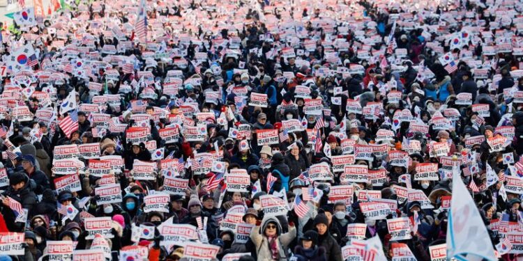 © Reuters. Protesters from conservative groups attend a rally supporting South Korean President Yoon Suk Yeol, who declared martial law, which was reversed hours later, and denouncing opposition party's politicians in Seoul, South Korea, December 14, 2024. REUTERS/Kim Soo-hyeon