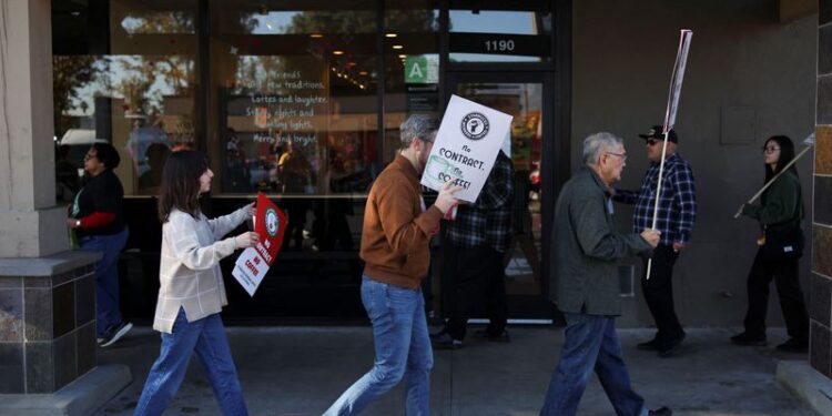 © Reuters. Baristas picket in front of a Starbucks in Burbank, California, U.S., December 20, 2024. REUTERS/Daniel Cole