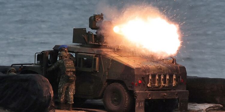 © Reuters. FILE PHOTO: A U.S.-made TOW-2A wire-guided anti-tank missile launched by Taiwanese soldiers from a M1167 TOW carrier vehicle at the Fangshan training grounds in Pingtung, Taiwan, Aug. 26, 2024. REUTERS/Ann Wang/File Photo