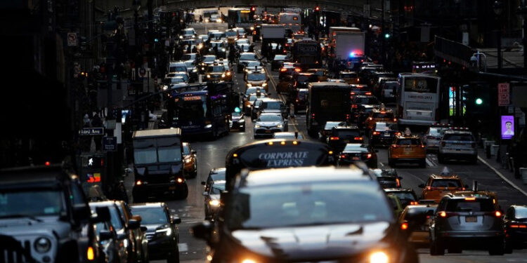 © Reuters. FILE PHOTO: Traffic is pictured at twilight along 42nd St. in the Manhattan borough of New York, U.S., March 27, 2019.   REUTERS/Carlo Allegri/File Photo