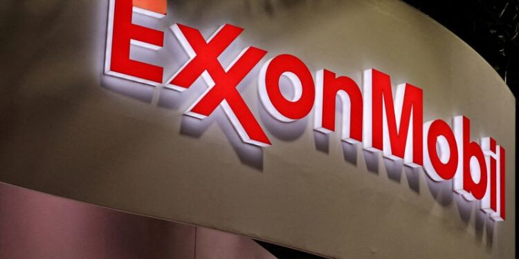 © Reuters. FILE PHOTO: The logo of American multinational oil and gas corporation ExxonMobil is seen during the LNG 2023 energy trade show in Vancouver, British Columbia, Canada, July 12, 2023. REUTERS/Chris Helgren/File Photo