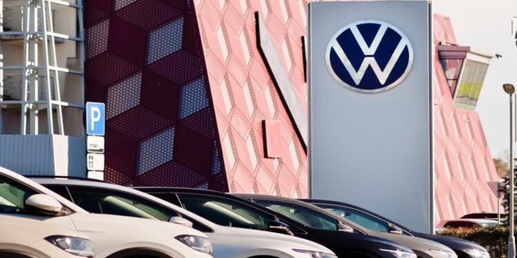 Volkswagen workers initiate warning strikes