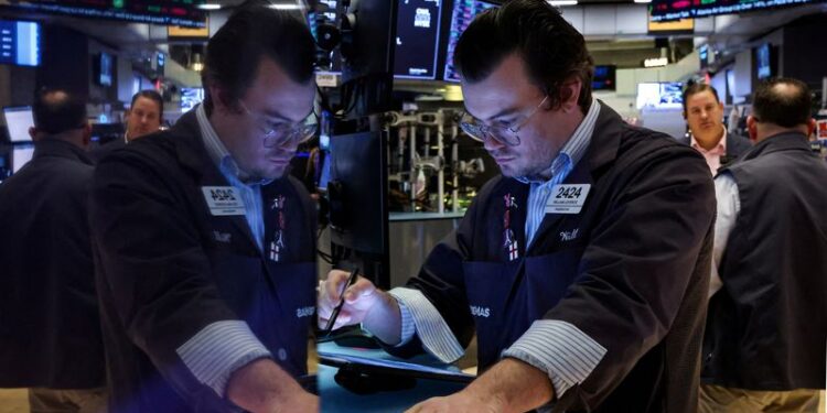 © Reuters. FILE PHOTO: Traders work on the floor at the New York Stock Exchange (NYSE) in New York City, U.S., December 10, 2024.  REUTERS/Brendan McDermid/File Photo