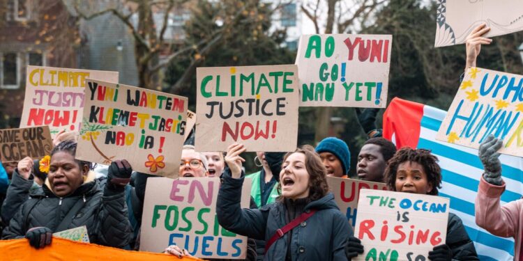 Peaceful Demonstration at the Peace Palace during ICJAO Hearings in the Netherlands. © Emiel Hornman / Greenpeace